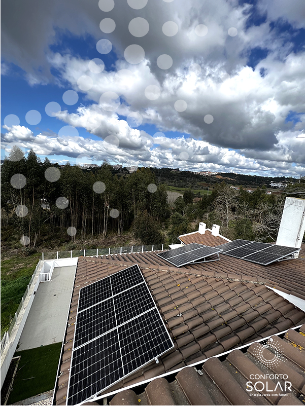 Painéis solares sobre o telhado de uma casa