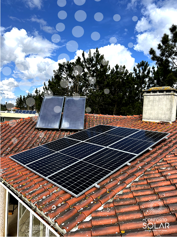 Painéis solares sobre o telhado de uma casa