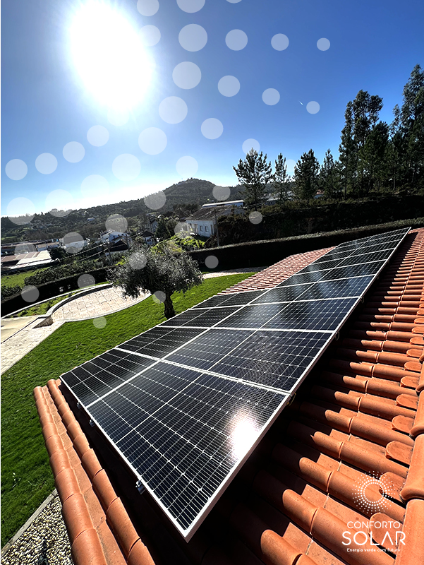 Painéis solares sobre o telhado de uma casa