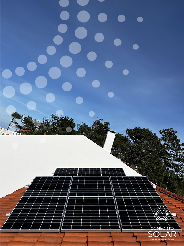Painéis solares sobre o telhado de uma casa