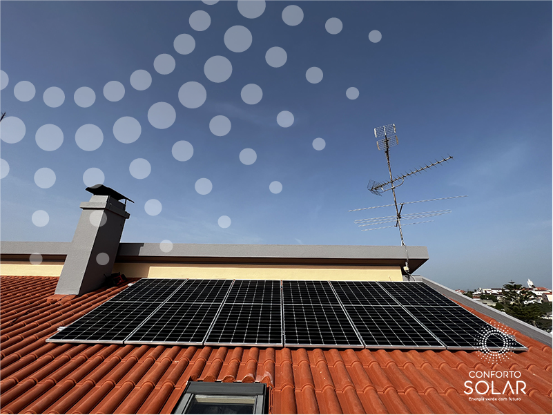 Painéis solares sobre o telhado de uma casa