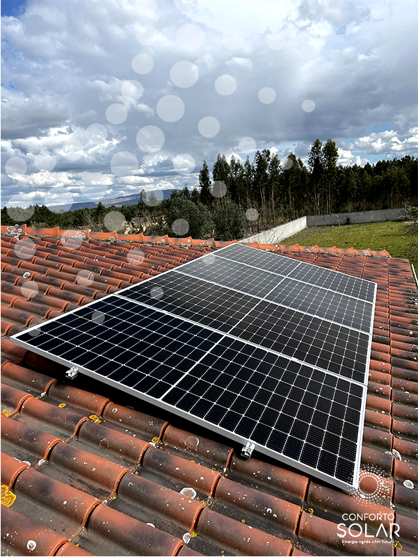 Painéis solares sobre o telhado de uma casa