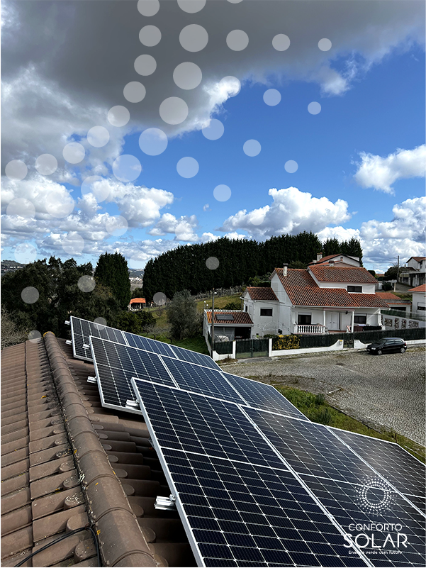 Painéis solares sobre o telhado de uma casa