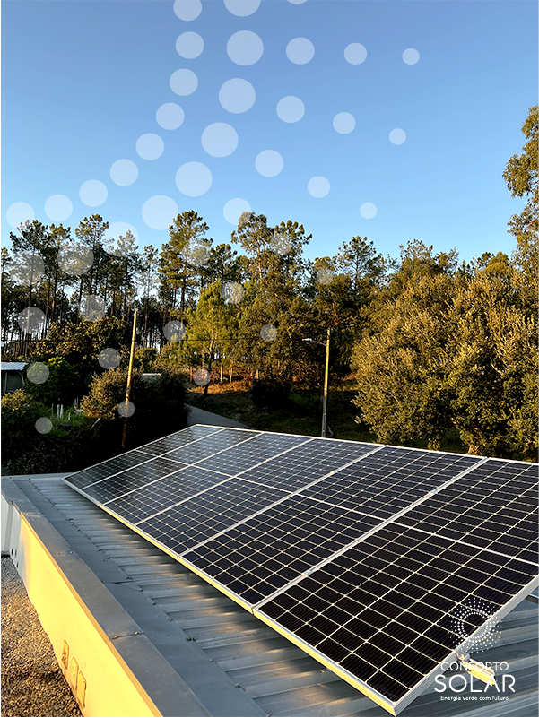 Painéis solares sobre o telhado de uma casa