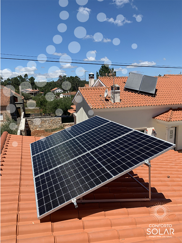 Painéis solares sobre o telhado de uma casa