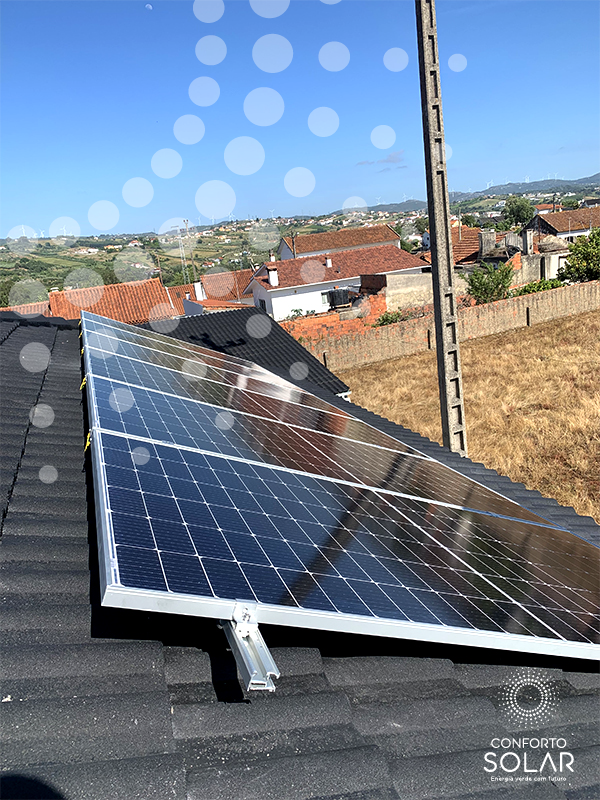 Painéis solares sobre o telhado de uma casa