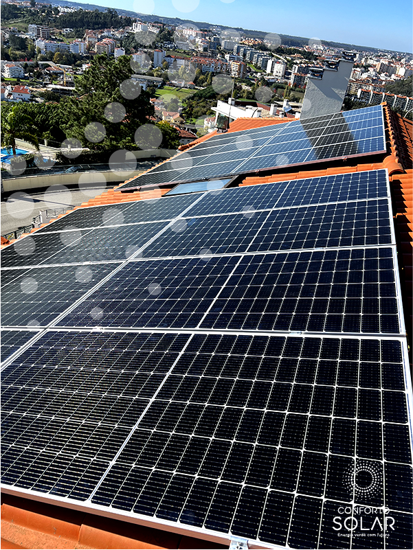 Painéis solares sobre o telhado de uma casa
