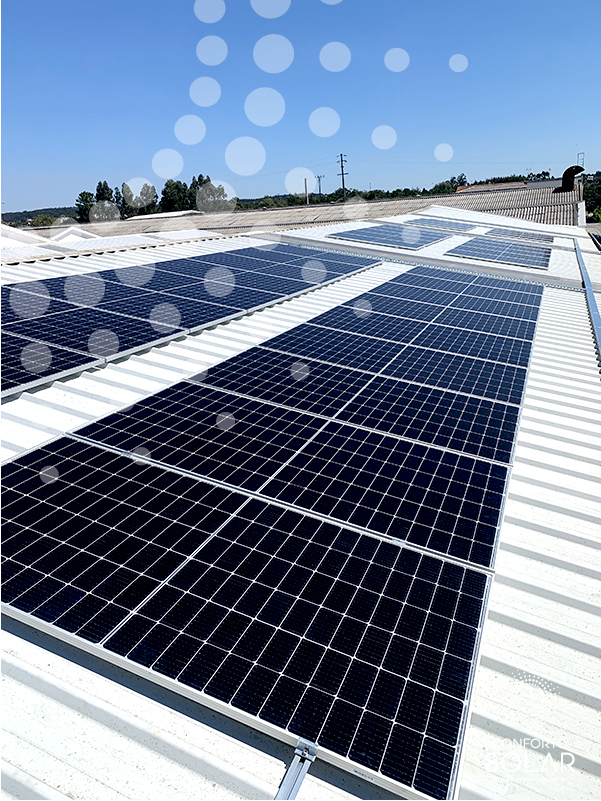 Painéis solares sobre o telhado de uma empresa