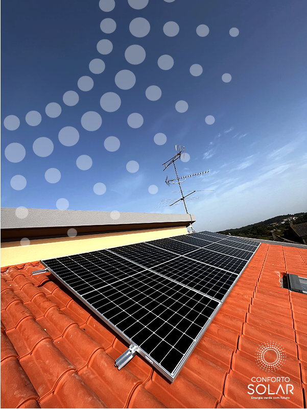 Painéis solares sobre o telhado de uma casa
