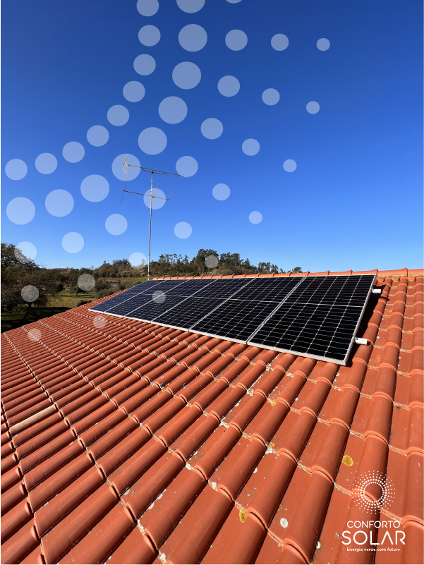 Painéis solares sobre o telhado de uma casa